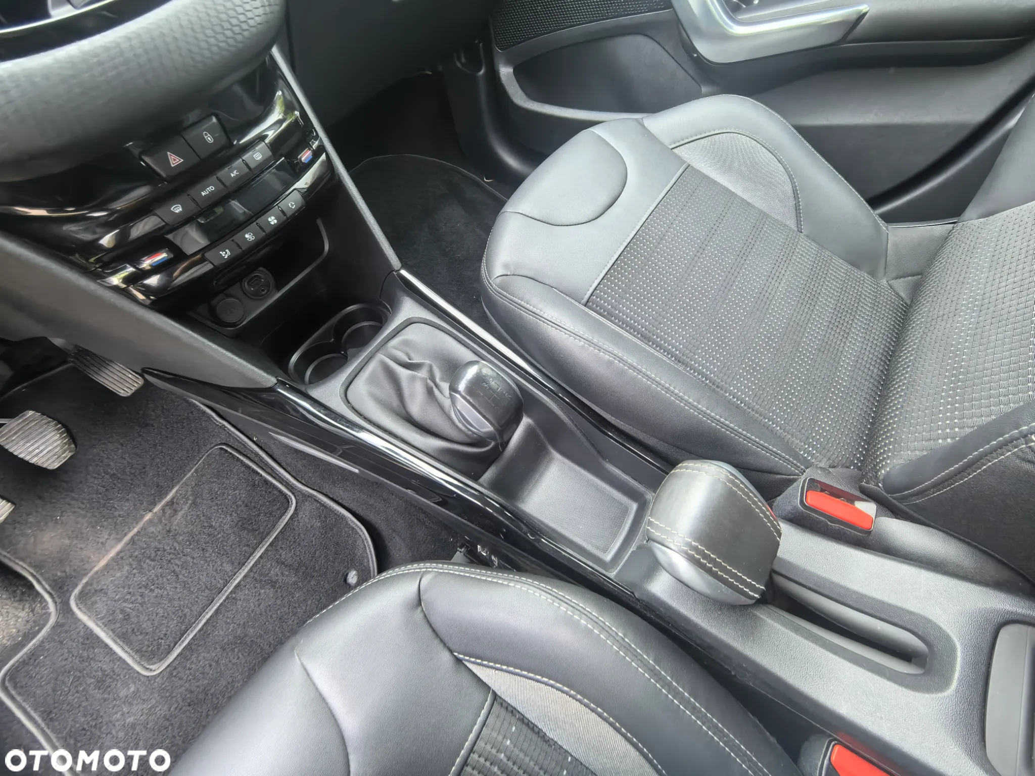 Peugeot 2008 1.2 VTi Allure - 33
