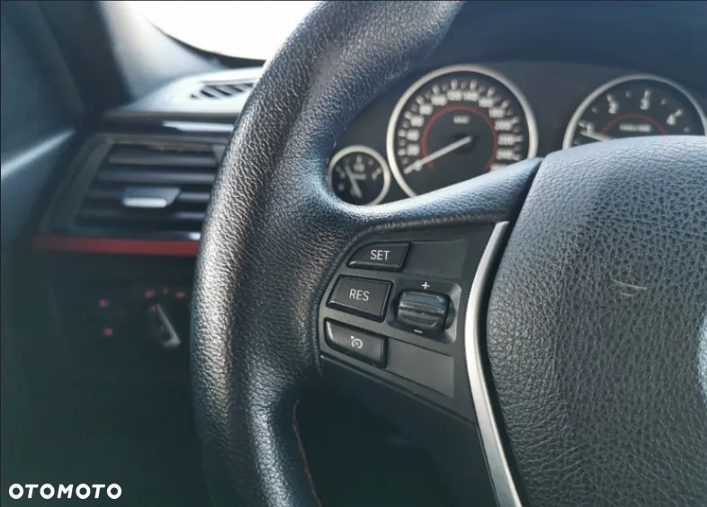 BMW Seria 3 318d Touring Sport Line - 31