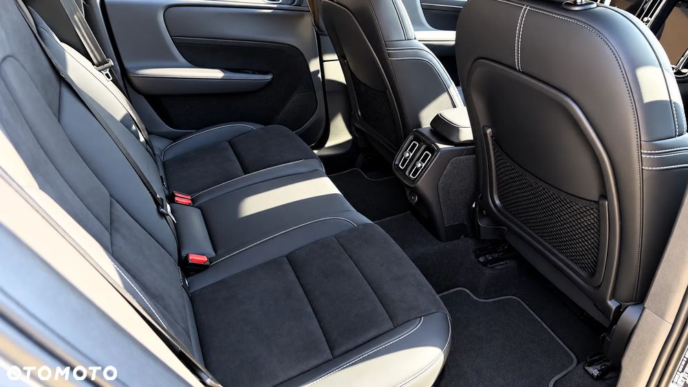 Volvo XC 40 B3 B DKG Ultra Black Edition - 17