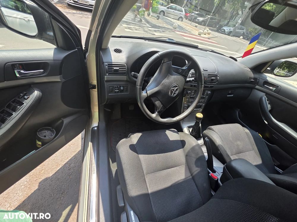Toyota Avensis 2.0 D-4D Sedan Luna - 2