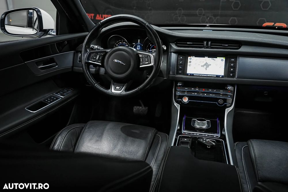 Jaguar XF 20d RWD E-Performance R-Sport - 25