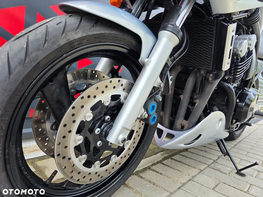 Yamaha FZS - 28