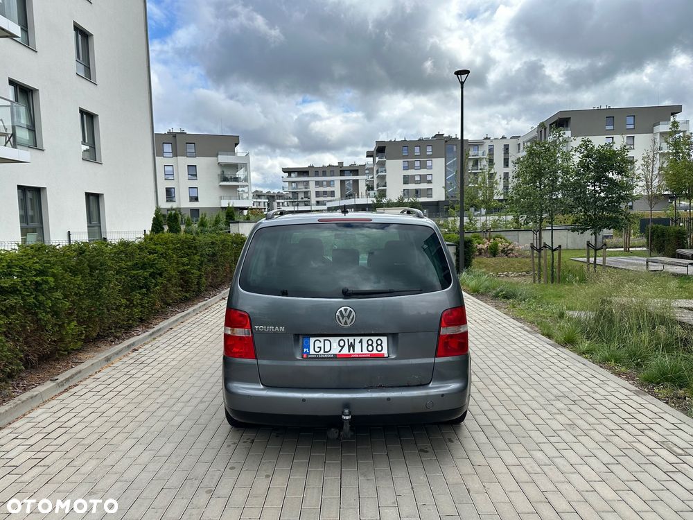 Volkswagen Touran 1.9 TDI Conceptline DSG - 5