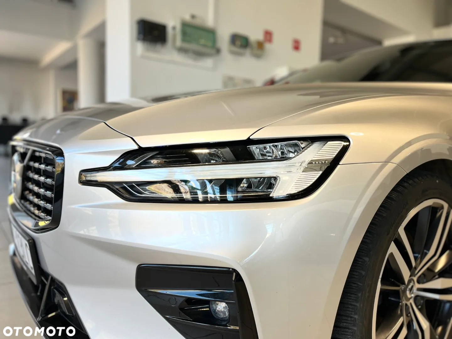 Volvo S60 B4 B R-Design - 3
