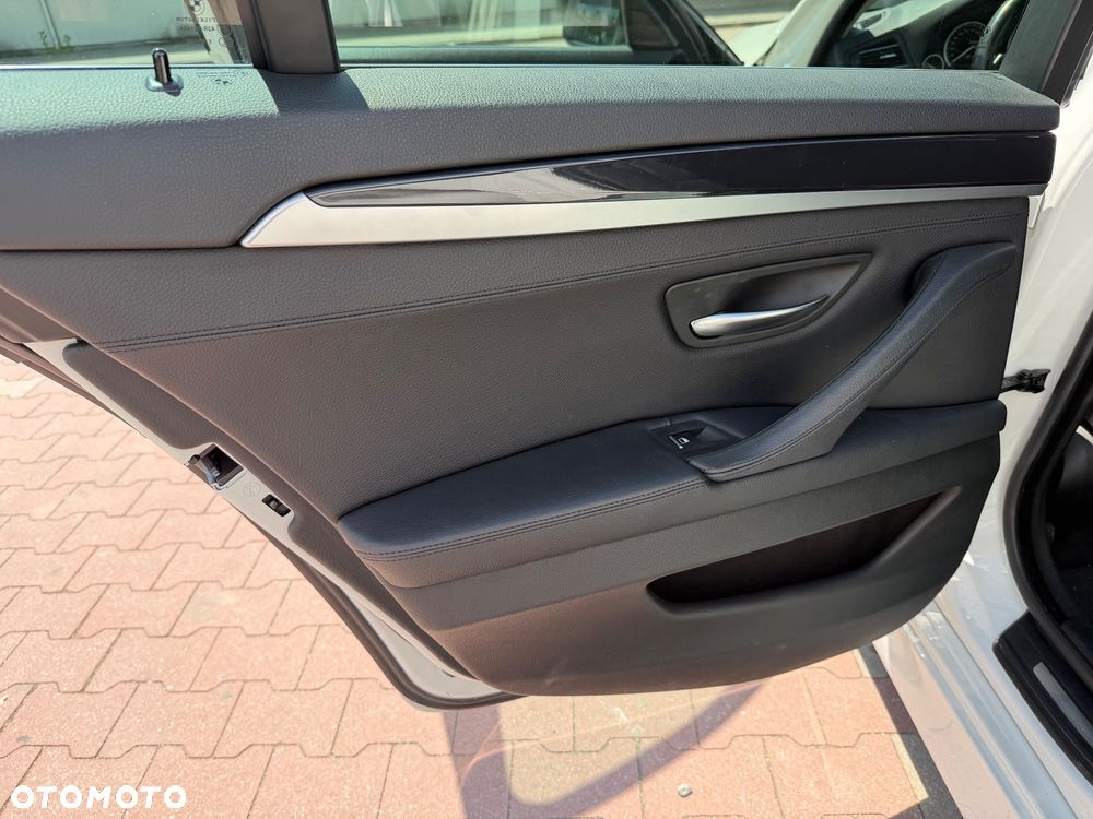 BMW Seria 5 528i Luxury Line - 16