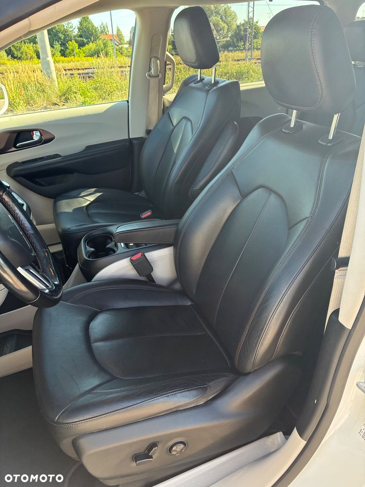 Chrysler Pacifica - 11