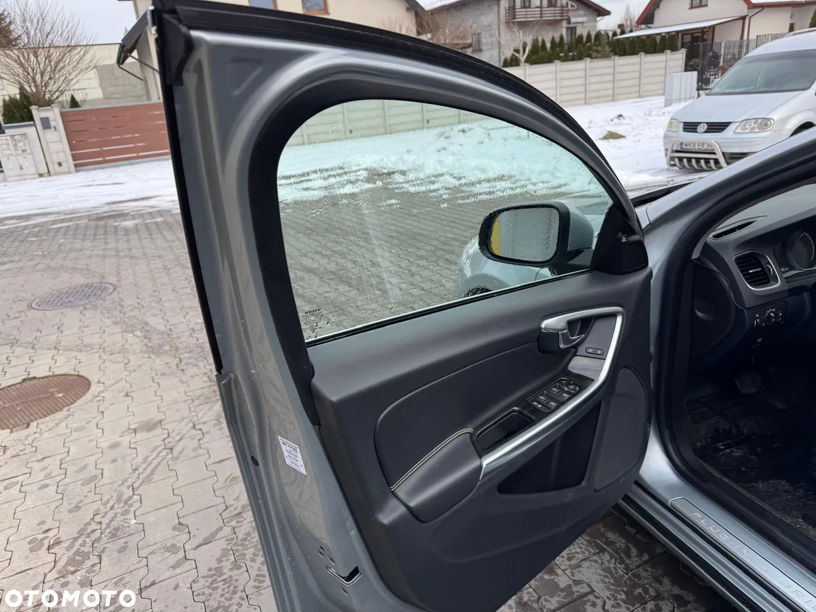Volvo V60 D6 AWD Plug-in Hybrid R-Design Summum - 8