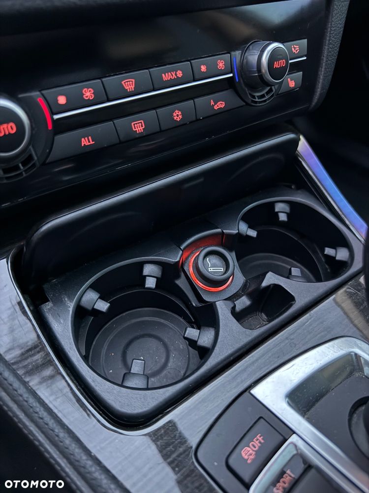 BMW Seria 5 523i Touring - 38
