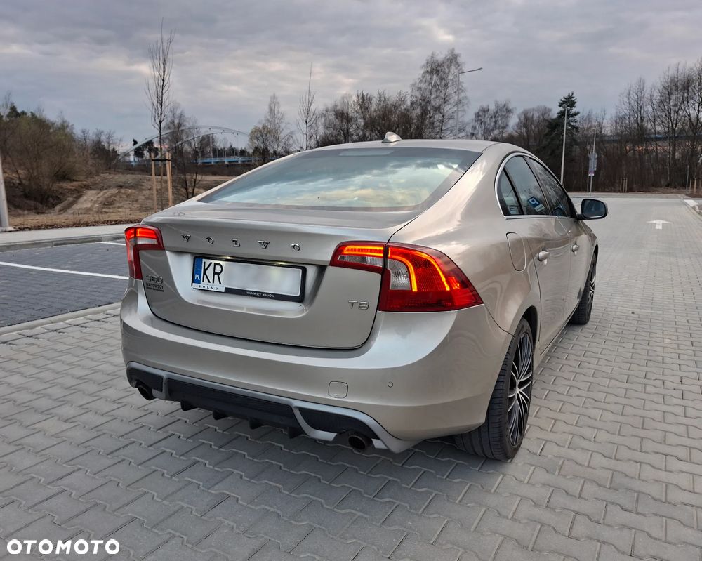 Volvo S60 T3 Momentum - 1