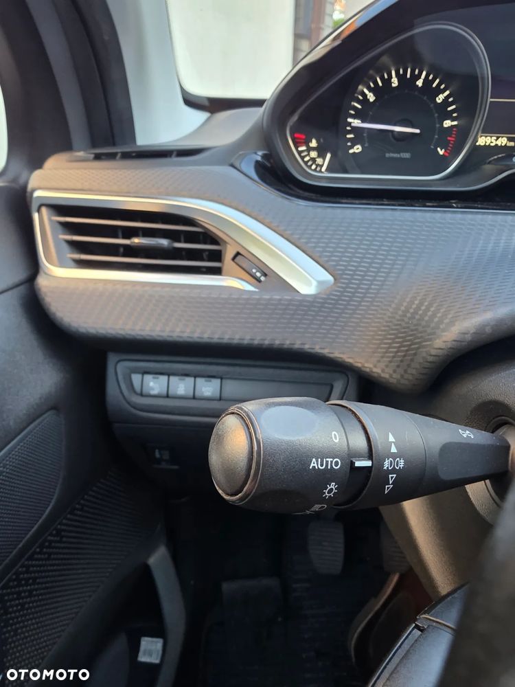 Peugeot 2008 1.2 Pure Tech Allure S&S - 37