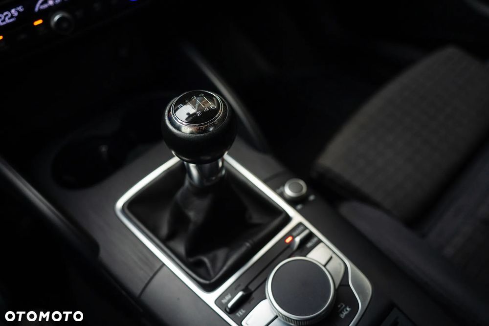 Audi A3 Sportback 2.0 TDI S line Sportpaket - 23