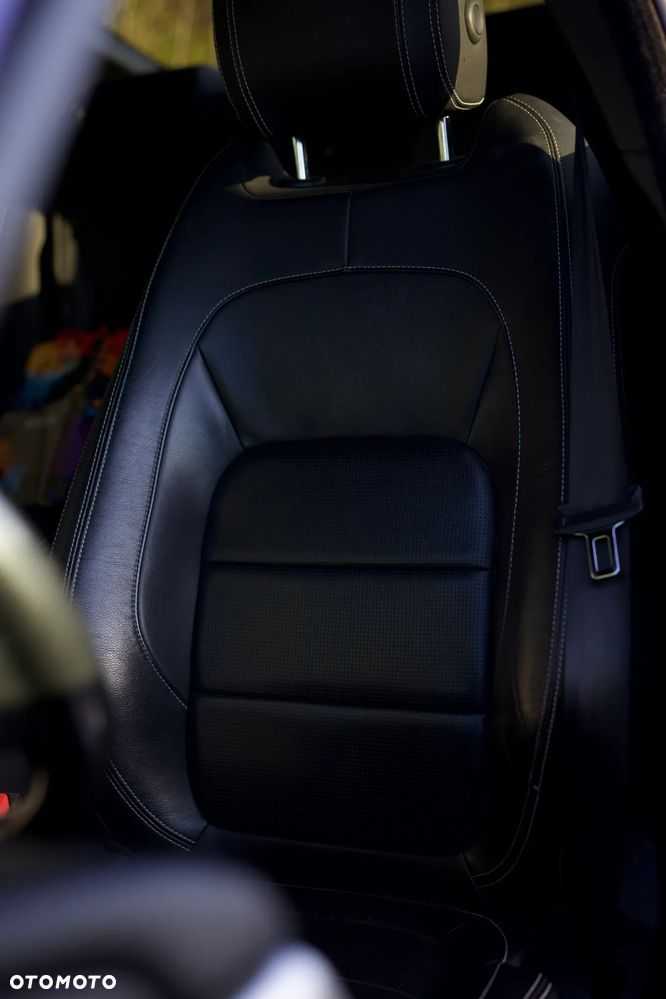 Jaguar XE 2.0 D R-Sport - 17