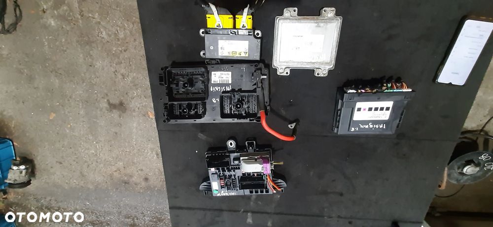 OPEL INSYGNIA A Sterownik silnika 1.8 A18XER 12654172 abjt Moduł komfortu 13586585 F00HJ1010 Moduł rec 22737768 00 avk Moduł komory silnika Skrzynka bezpieczników 13275874 ma Sterownik poduszek powietrznych srs 13589833 Skrzynka bezpieczników 13222786 - 1