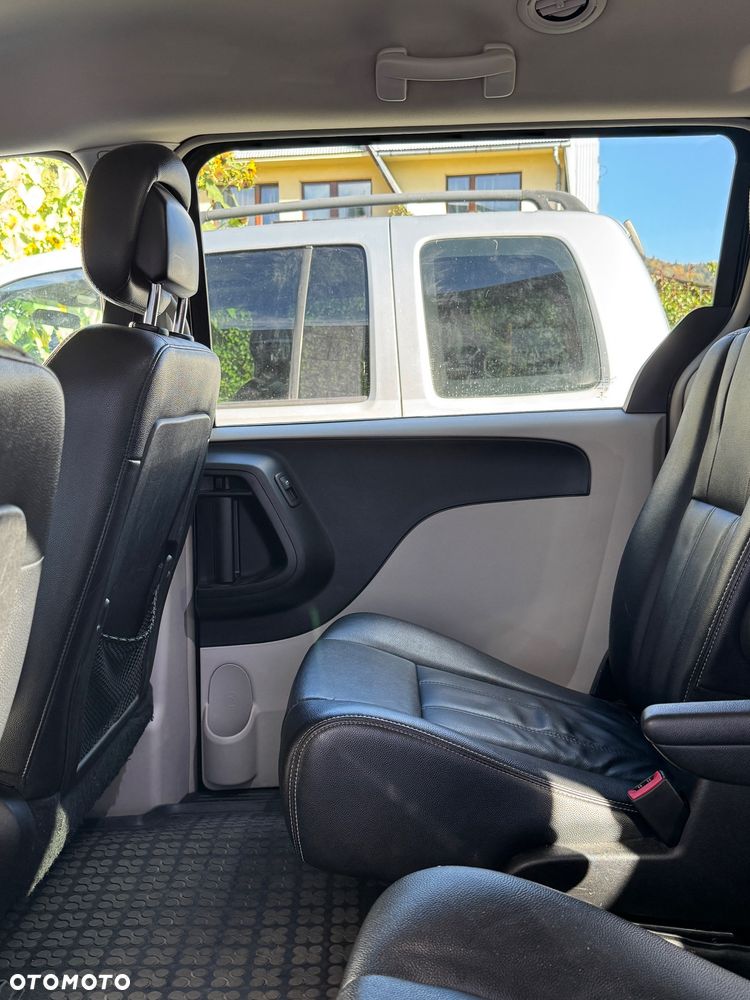 Chrysler Town & Country - 24