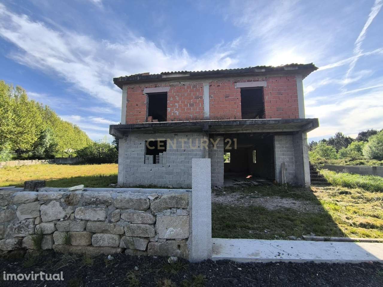 Terreno com casa em construção. - Grande imagem: 5/12