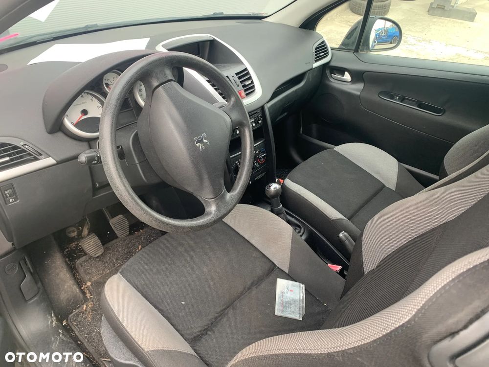PEUGEOT 207 2008 *SAMOCHÓD NA CZĘŚCI* 4539 MASKA, LAMPA, DRZWI, LUSTERKO, ZDERZAK, GRILL, BŁOTNIK, KLAPA, BELKA, DESKA, FOTELE, KANAPA, ĆWIARTKA KIEROWNICA, TARCZE, ZACISKI, ZAWIESZENIE, KOMPLETNY PRZÓD, KOMPLETNY TYŁ, LICZNIK, ZEGARY, PRAWE LEWE PRZÓD TYŁ - 5