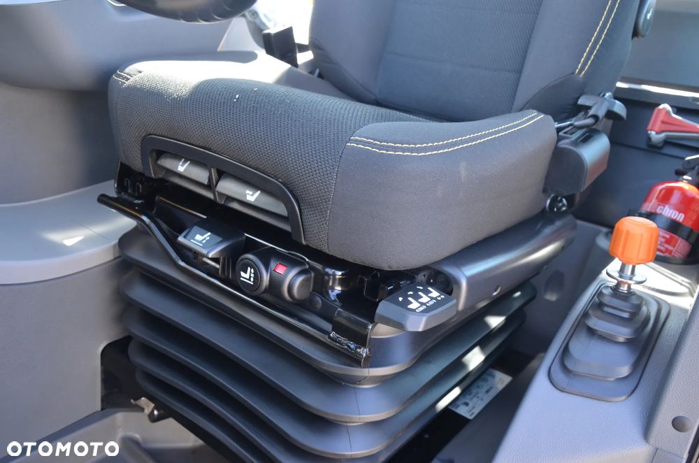 JCB 542-70 AGRI 2024r / ŁYŻKA 3m i WIDŁY / 748mth! / TORQUE LOCK 4 / Q-FIT / REWERS WENTYLATORA / OSŁONY POD. / ZACZEP + INSTALACJA - 30