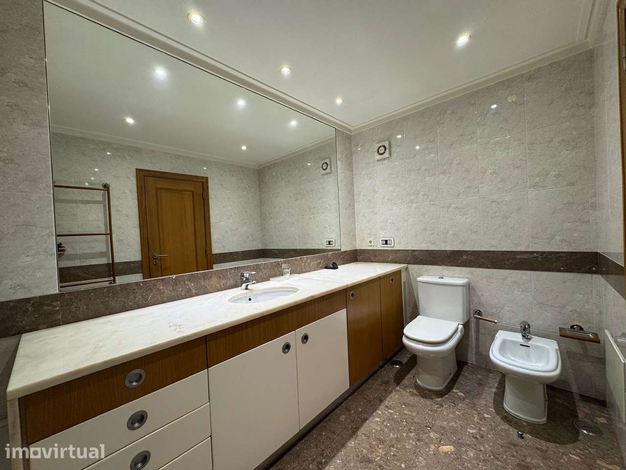 Amplo partamento T3 em excelente estado, com 3 casas de banho - Grande imagem: 3/5