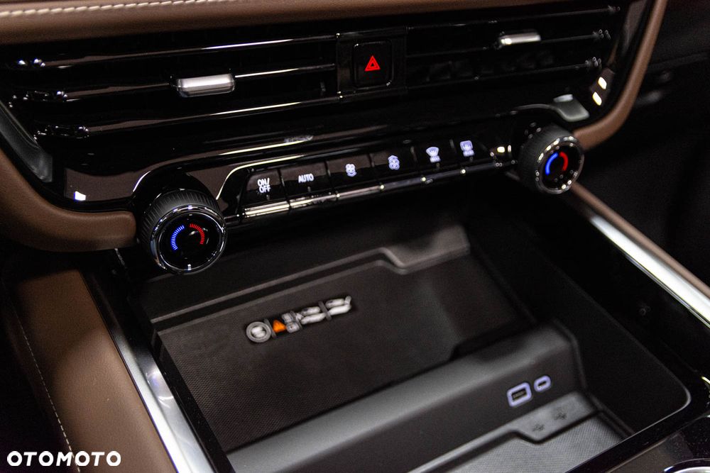 Chevrolet Suburban - 21