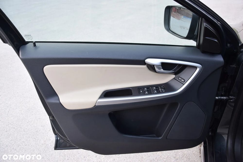 Volvo XC 60 D5 AWD RDesign - 17