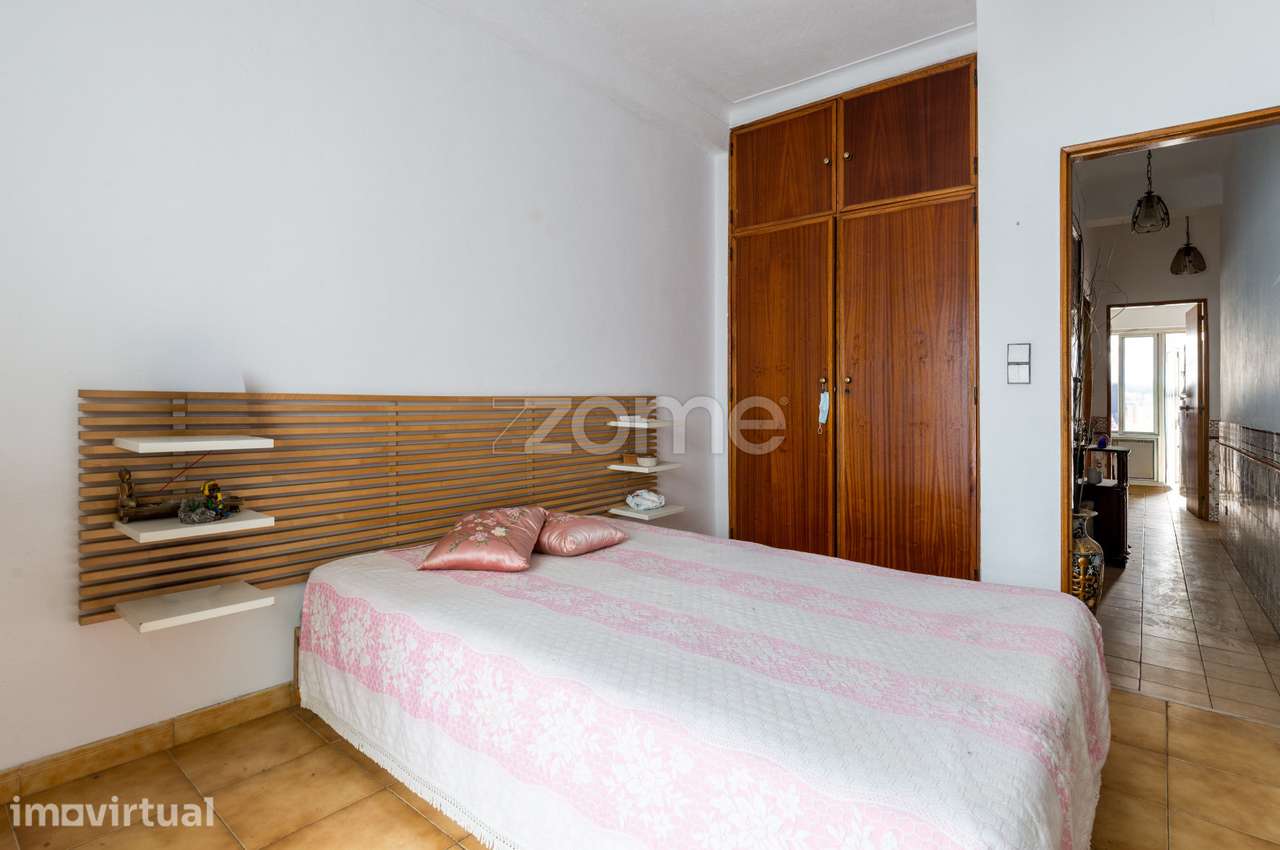 Moradia T6 P/investimento - possibilita converter em 3 apartamentos - Grande imagem: 4/31