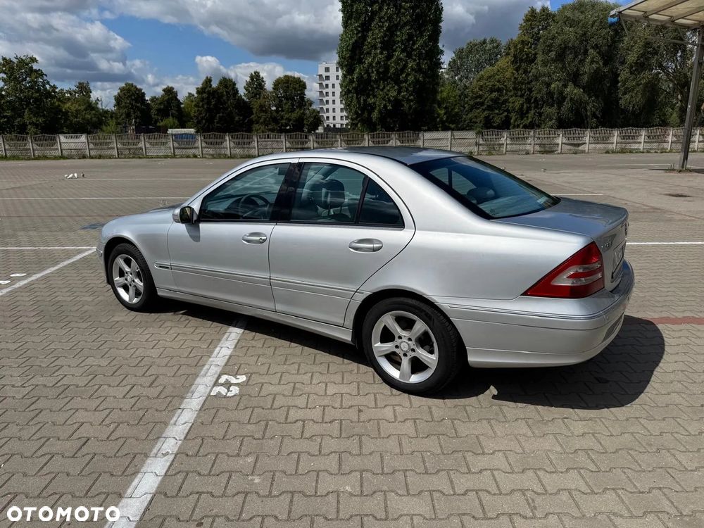 Mercedes-Benz C-Class 2005 photo 2