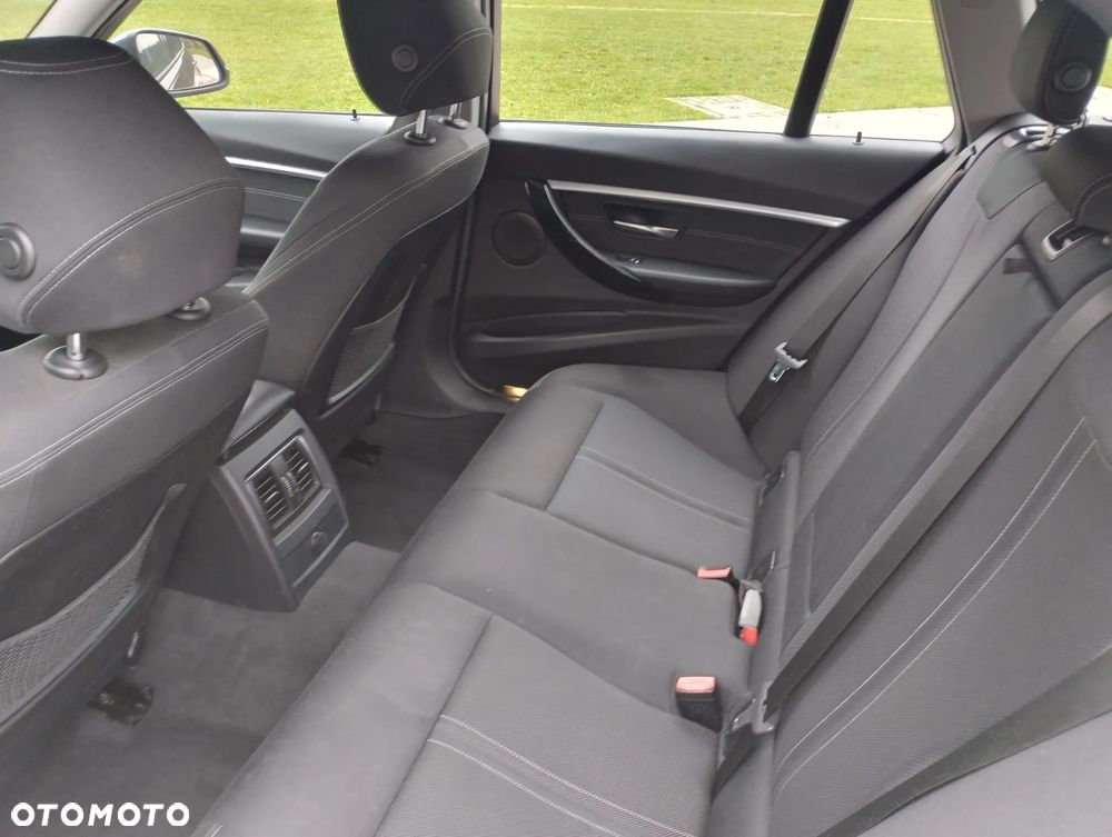 BMW Seria 3 316d Touring - 11