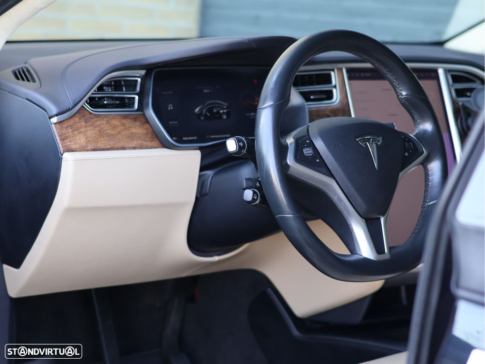 Tesla Model X 90D - 23