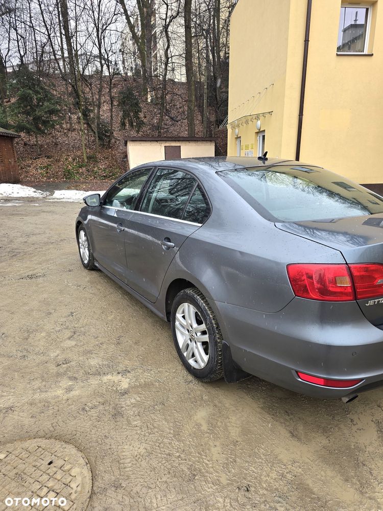 Volkswagen Jetta - 2