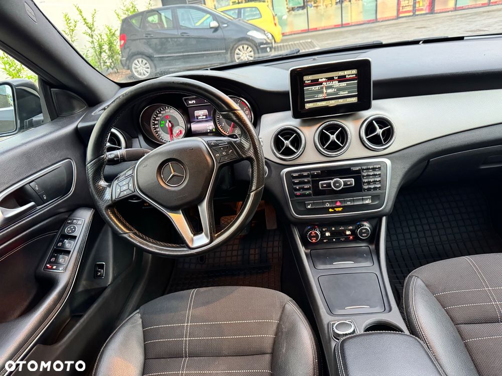 Mercedes-Benz CLA 180 7G-DCT - 13