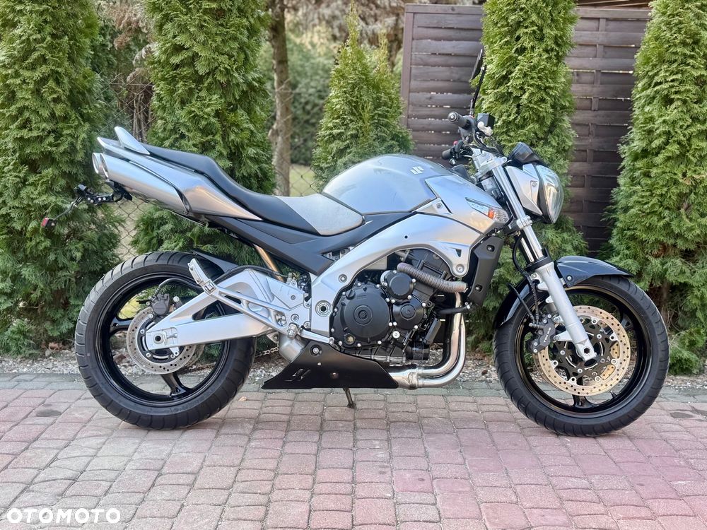 Suzuki GSR - 3