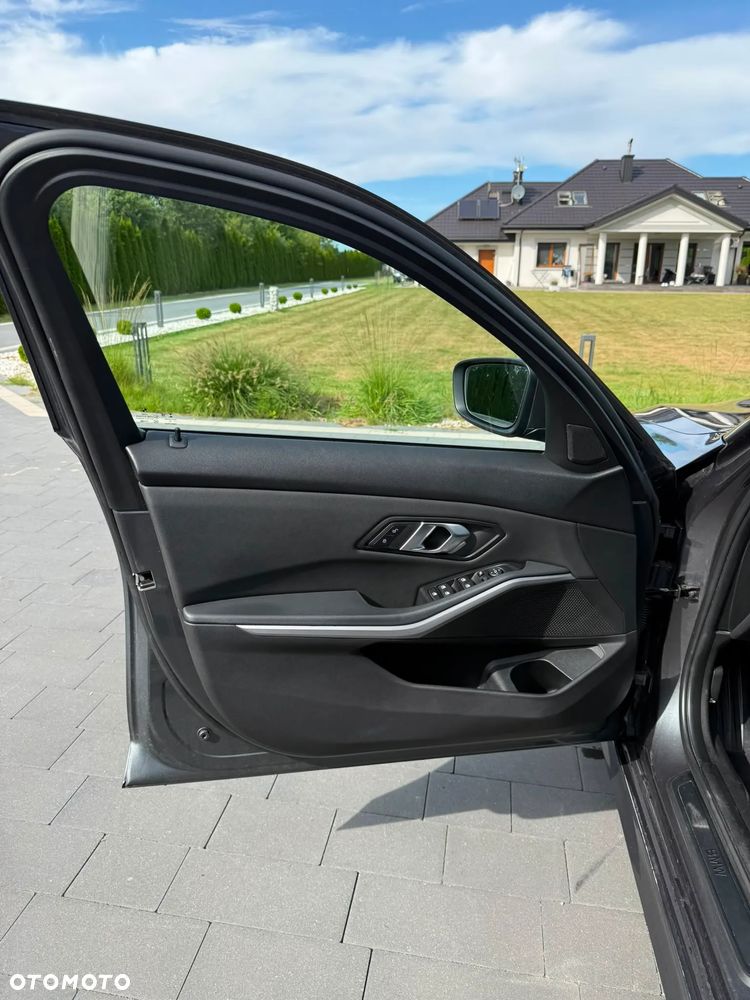 BMW Seria 3 318d Edition M Sport Shadow - 13