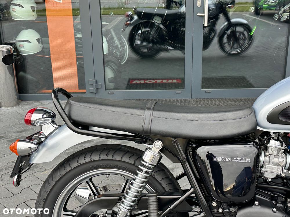 Triumph Bonneville - 10