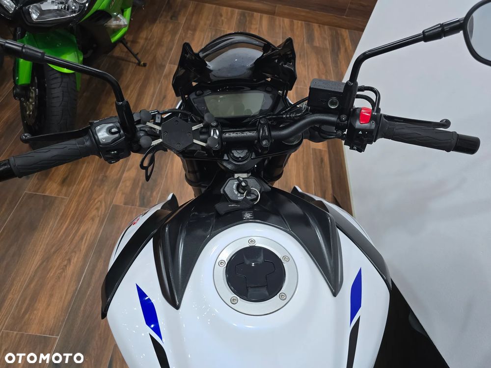 Suzuki GSX - 26