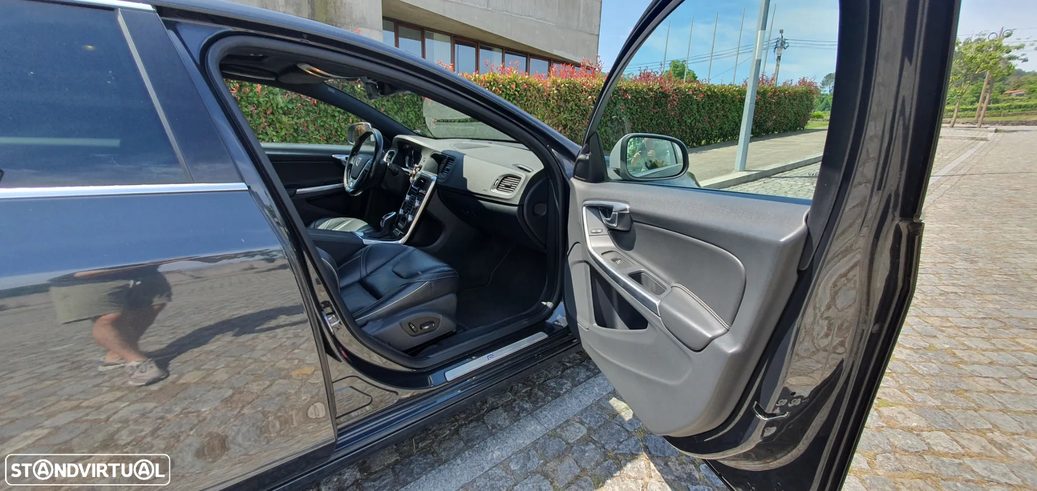 Volvo V60 2.4 D6 R-Design Mom.AWD Phev - 13
