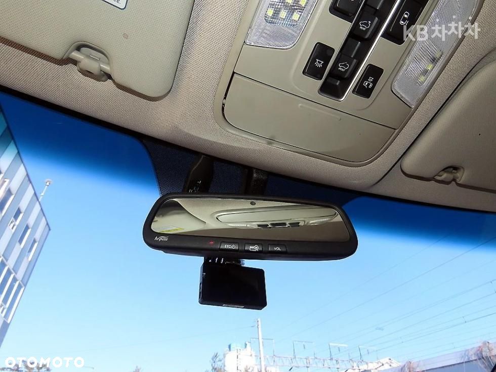Kia Carnival - 12