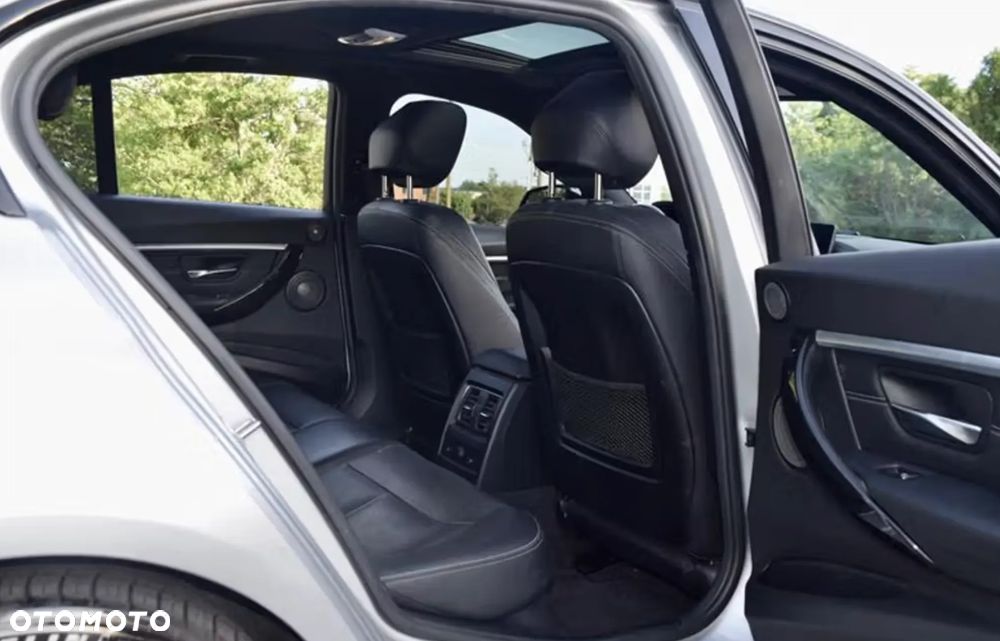 BMW Seria 3 330i xDrive - 22