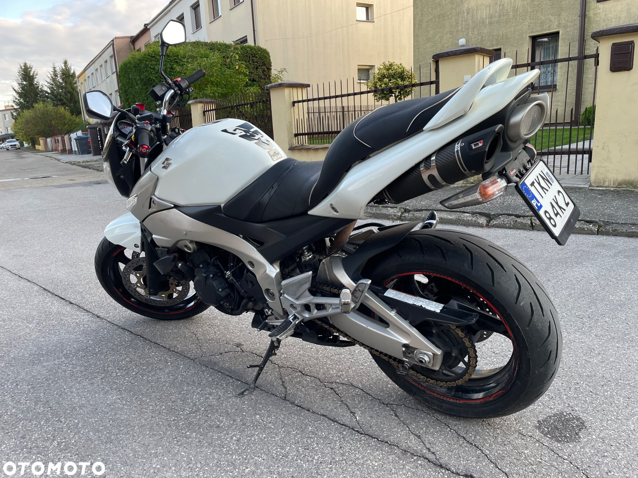 Suzuki GSR - 4