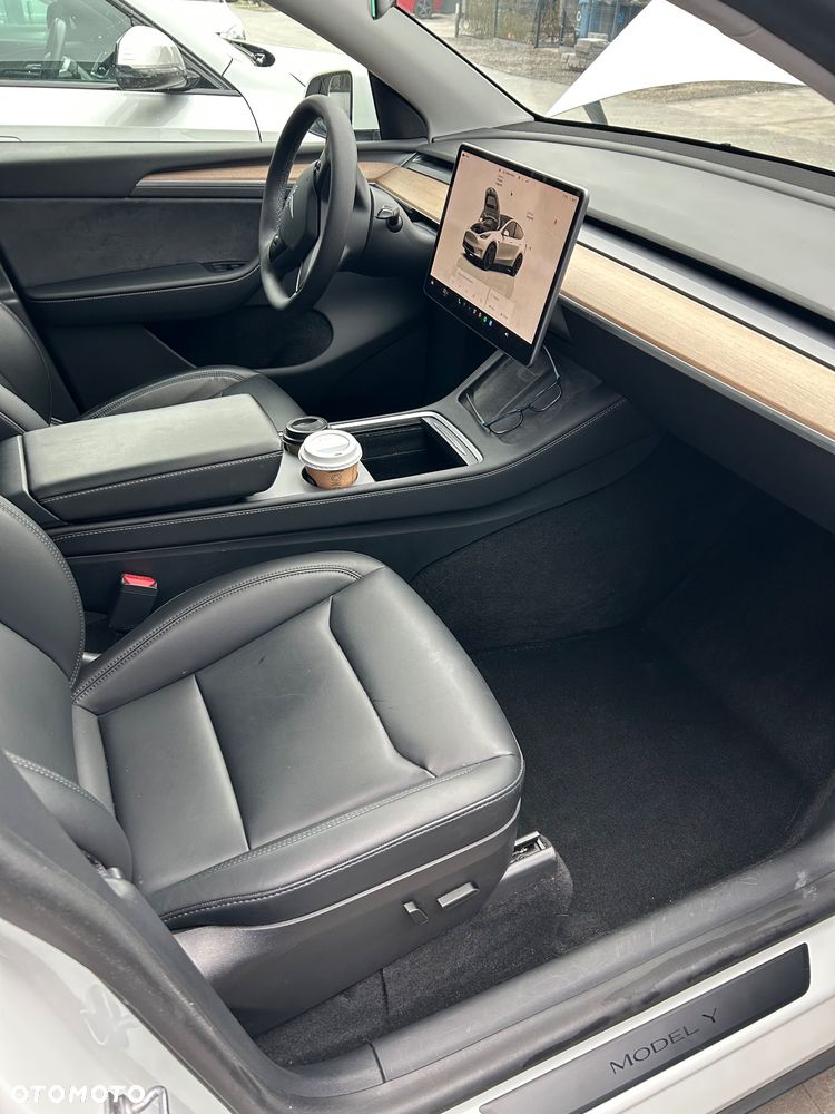 Tesla Model Y Performance Dual Motor AWD - 12