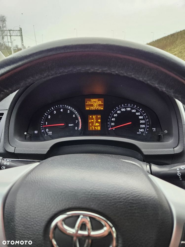 Toyota Avensis 1.8 Active - 11