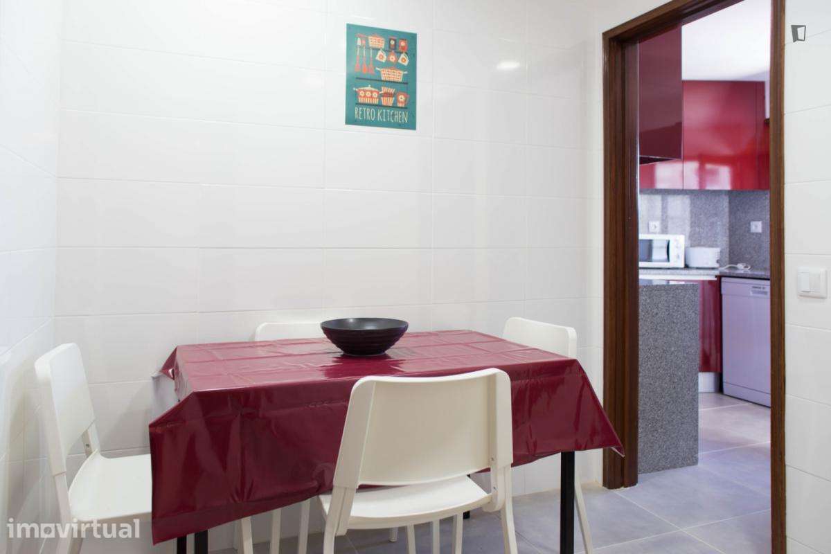 Quarto - localizado em Paranhos Porto - Grande imagem: 2/13