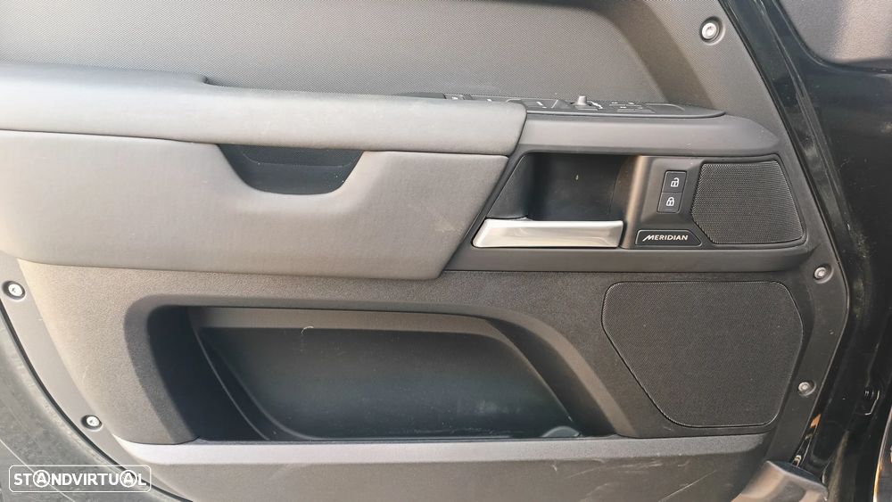 Land Rover Defender 2.0 P300e 110 AWD X-Dynamic SE - 17