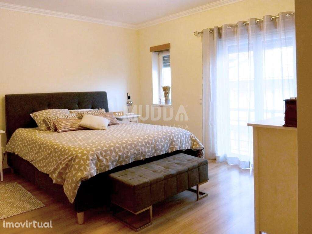 Moradia T3 Contemporânea com Suite, Painéis Solares, Garagem e Terraço - Grande imagem: 2/32