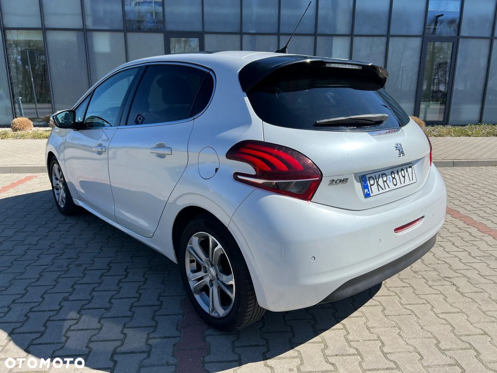 Peugeot 208 - 8