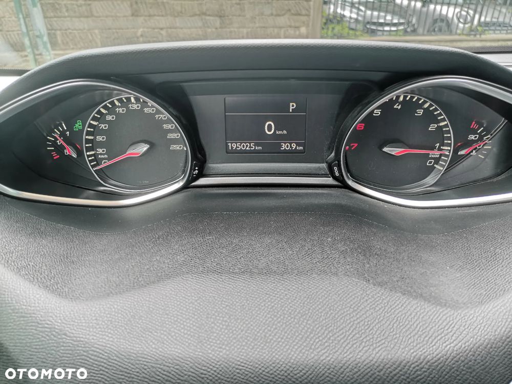Peugeot 308 PureTech 130 GPF EAT8 Stop & Start Allure Business-Paket - 16