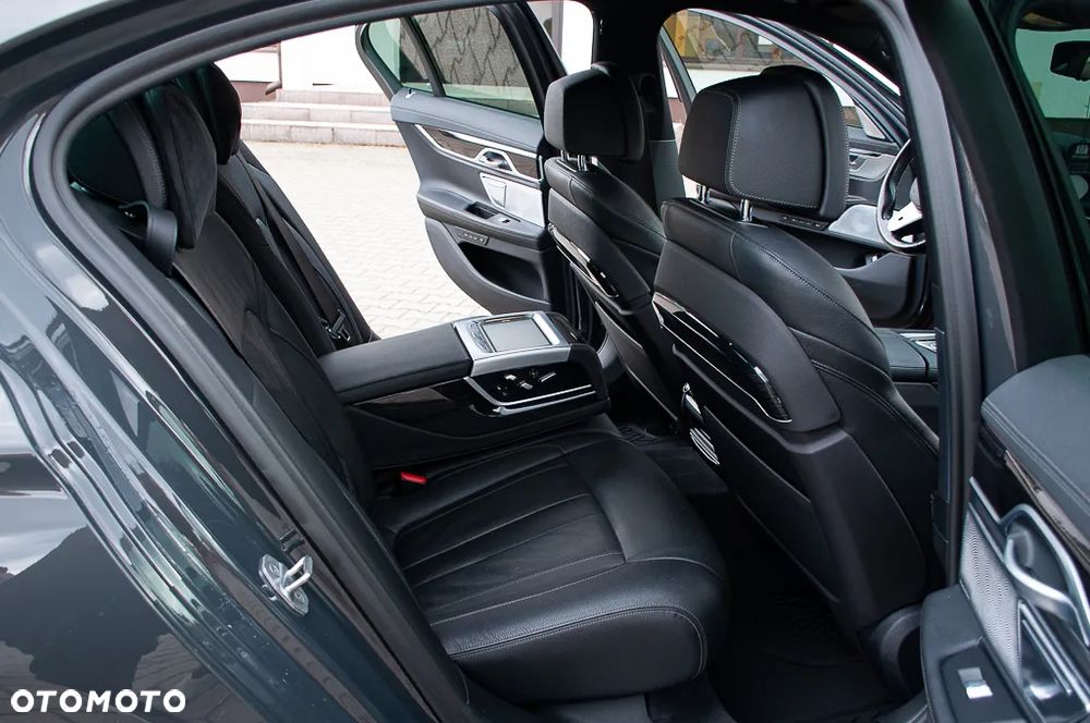 BMW Seria 7 745e - 23