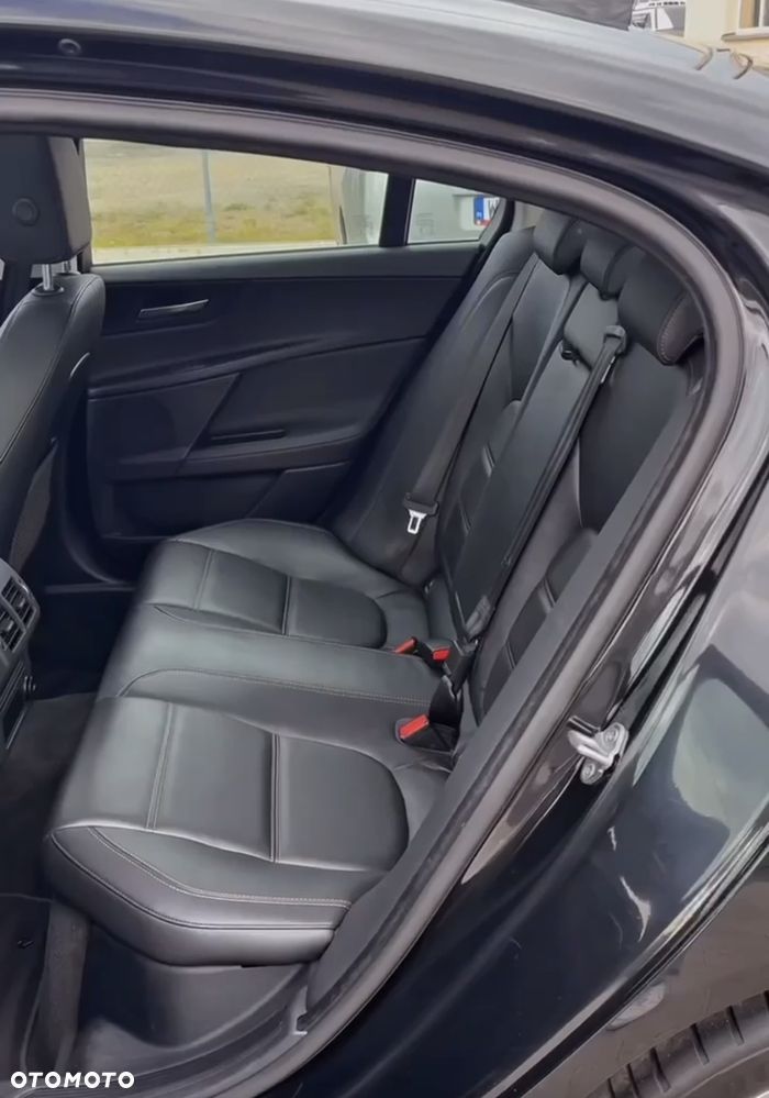 Jaguar XE 2.0 D AWD Prestige - 6