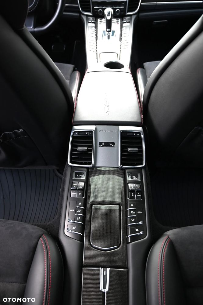 Porsche Panamera GTS PDK - 30