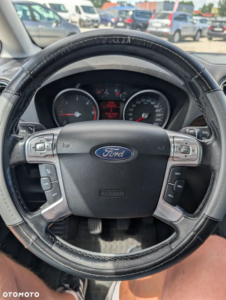Ford Galaxy 2.2 TDCi Ghia - 24
