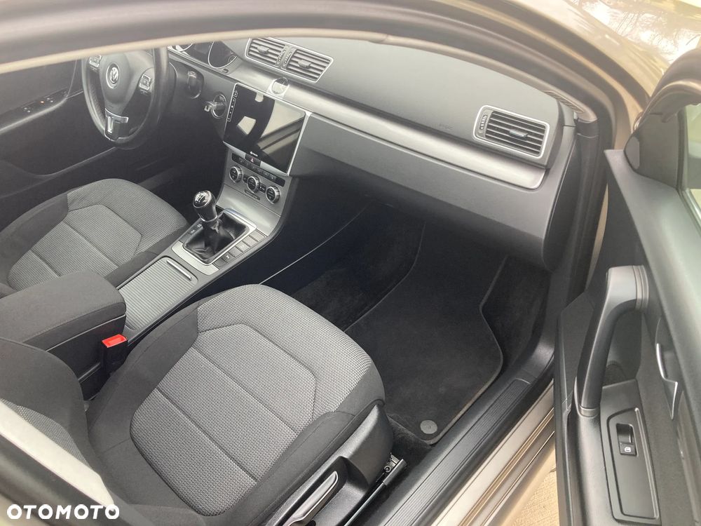 Volkswagen Passat 2.0 TDI DPF BlueMotion Technology Highline - 11